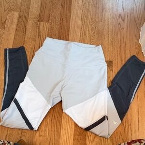 ALO Yoga women’s Leggings - Light Gray and Dark Gray